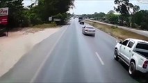 Le pneu de cette camionnette explose en pleine route