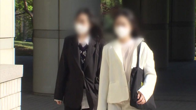 '답안 유출' 숙명여고 쌍둥이 자매, 법정 출석하며 '손가락 욕' 논란 / YTN