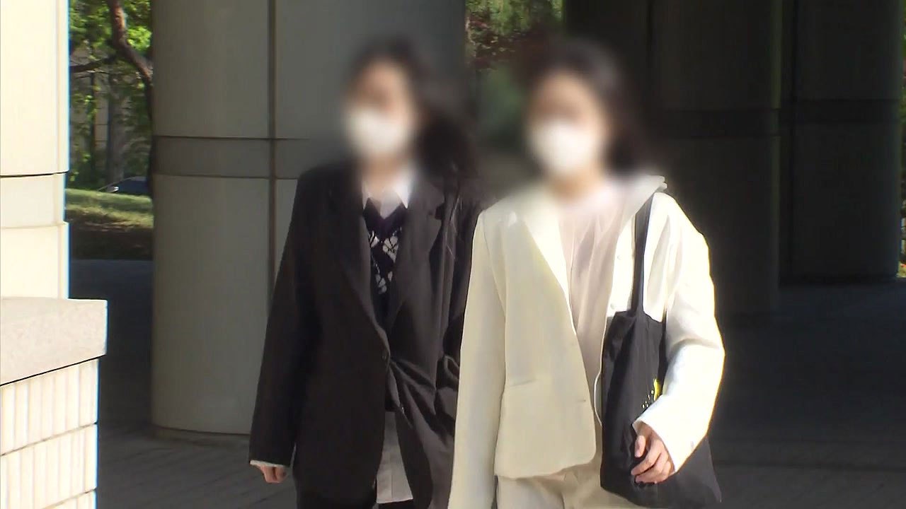 '답안 유출' 숙명여고 쌍둥이 자매, 법정 출석하며 '손가락 욕' 논란 / YTN