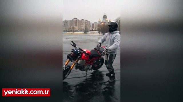 Donmuş gölde motosiklet gezintisi kısa sürdü