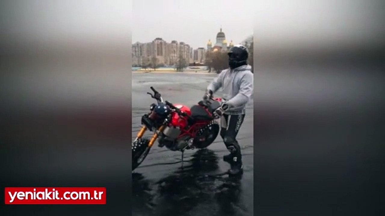 Donmuş gölde motosiklet gezintisi kısa sürdü