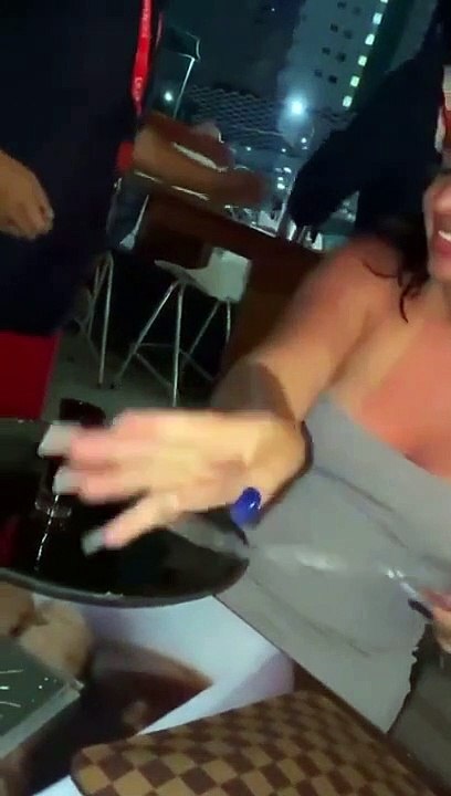 Un barman se rate lamentablement