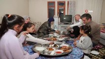 Son dakika haberleri: Cumhurbaşkanı Erdoğan ve eşi Emine Erdoğan, iftarda bir vatandaşın evine konuk oldu