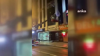 "128 MİLYAR DOLAR NEREDE?" PANKARTI İZMİR'DE DE İNDİRİLDİ