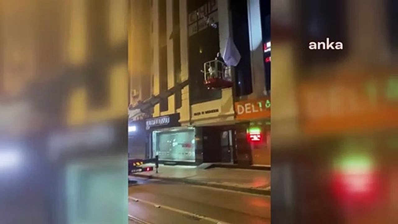 "128 MİLYAR DOLAR NEREDE?" PANKARTI İZMİR'DE DE İNDİRİLDİ