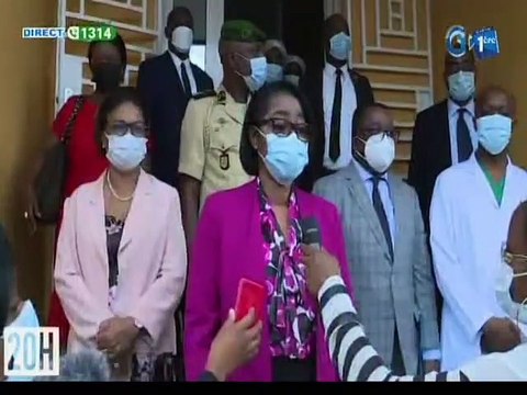 RTG/ Le chef du gouvernement Rose Christiane Ossouka reçoit sa deuxième dose de vaccin contre la covid-19 au centre hospitalier universitaire de Libreville