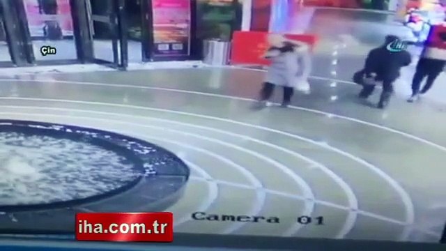 Yürürken cep telefonuyla uğraşan kadının başına bakın ne geldi!