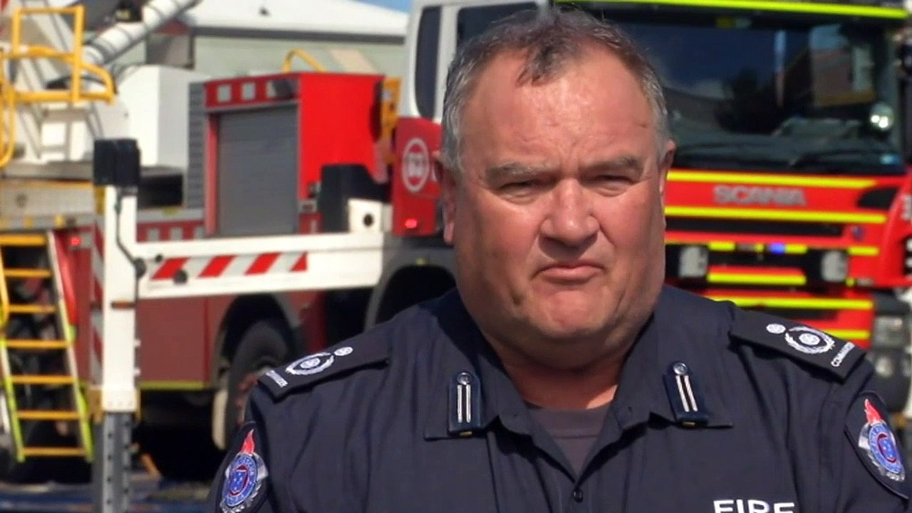 Apollo Bay: 3 shops burnt down in fire.