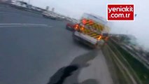 Servis şoföründen motosikletliye otobanda tekme tokat saldırı kamerada!