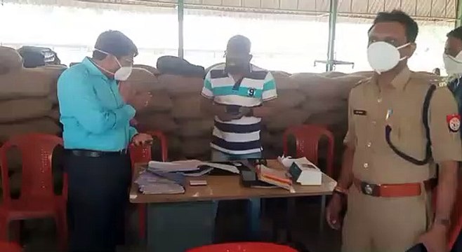 शाहजहांपुर: डीएम ने गेहूँ क्रय केन्द्र का किया औचक निरीक्षण