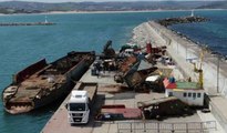 Şile'de yanan yük gemisi parçalara ayrılıyor