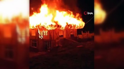 Cayır cayır yanan iki katlı bina küle döndü