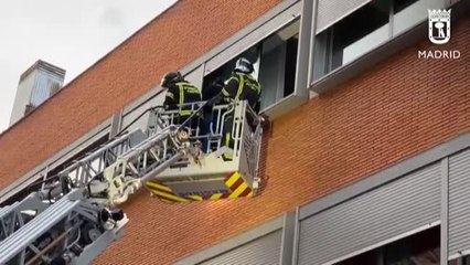 Download Video: 13 heridos leves por inhalación de humo en el incendio registrado en un edificio de viviendas de alquiler de Madrid