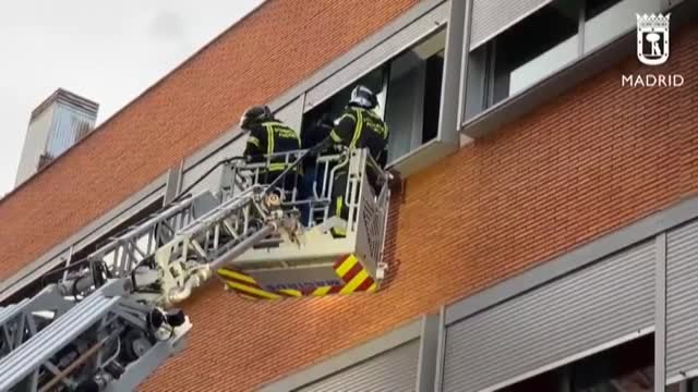 13 heridos leves por inhalación de humo en el incendio registrado en un edificio de viviendas de alquiler de Madrid