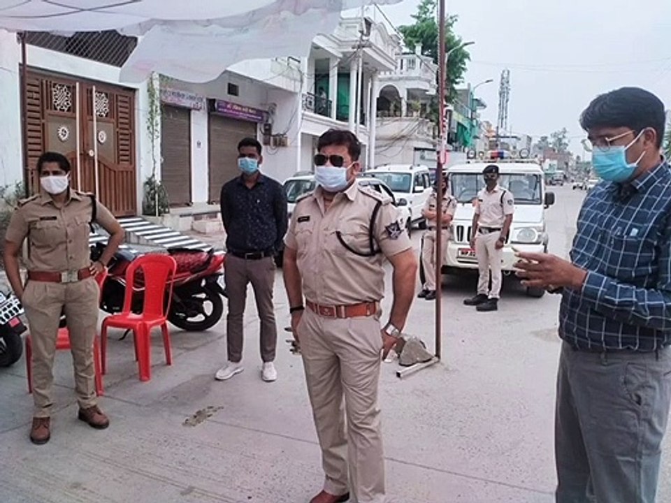 डिस्टिक कमांडेंट विक्रम सिंह मालवीय की टीम ने 45 वर्ष के लोगों को घर घर जाकर वैक्सीनेशन के लिए किया जागरुक