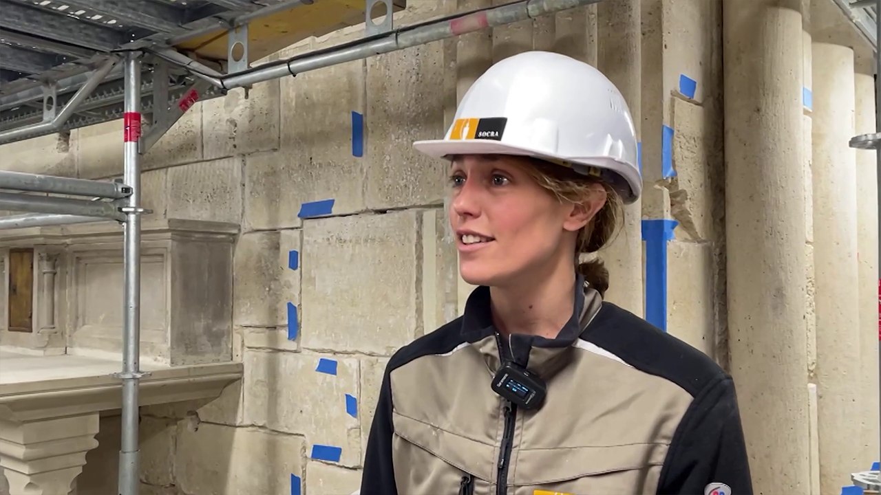 Amélie, restauratrice sur le chantier de Notre-Dame de Paris, fait de nouveau resplendir les pierres de la cathédrale