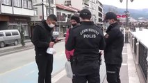 AMASYA POLİSLER, HES KODU SORDUKLARI YAŞLI KADININ 'İÇECEK' İSTEĞİNİ YERİNE GETİRDİ