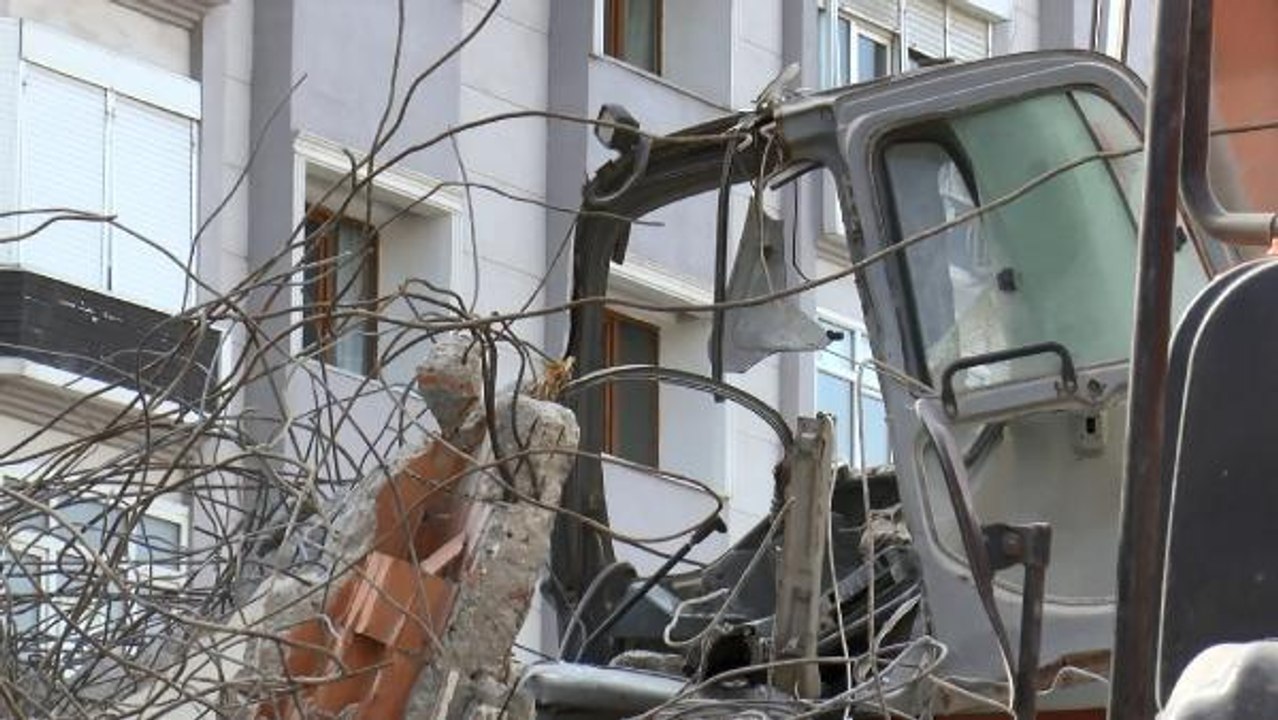 AVCILAR'DA YIKIM SIRASINDA BETON BLOK İŞ MAKİNESİNİN ÜZERİNE DEVRİLDİ