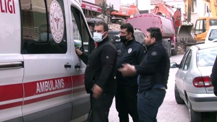 Yıkımda kepçenin üzerine beton blok düştü: Operatör ağır yaralandı