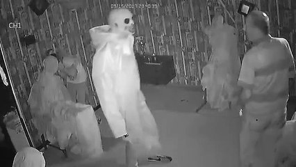 Korku evinde komik görüntüler! Adam görevliyi korkutmaya çalıştı...