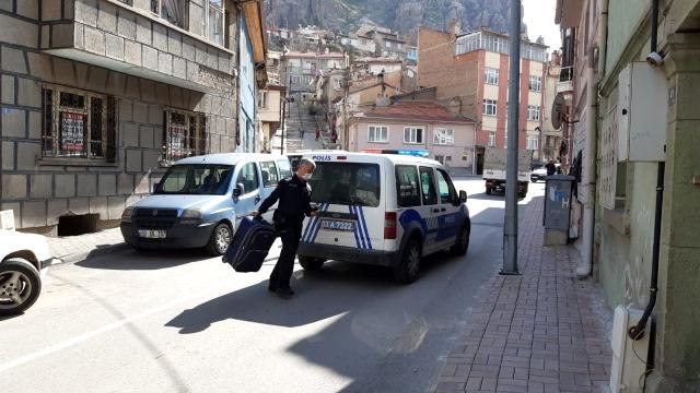Afyonkarahisar'da bir garip bavul hırsızlığı girişimi.. Adam caminin önüne bavulu koymuş bomba olmadığı ne malum