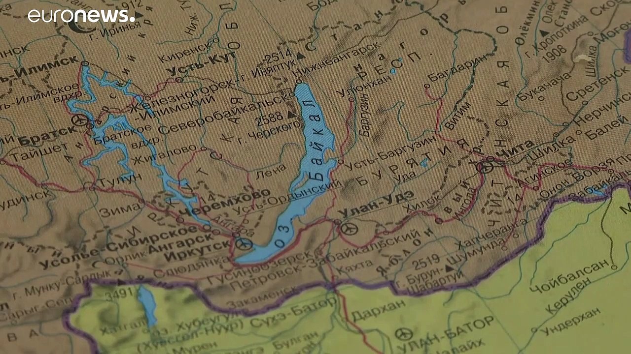 Возраст - не помеха: пенсионерка скользит по байкальскому льду