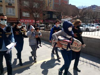 Son dakika haber: Kadın hırsızlar çocuklarıyla adliyeye girdi