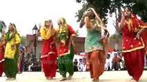 Gidda (Punjabi dance) by Indian girls - 15th August at Wagah border