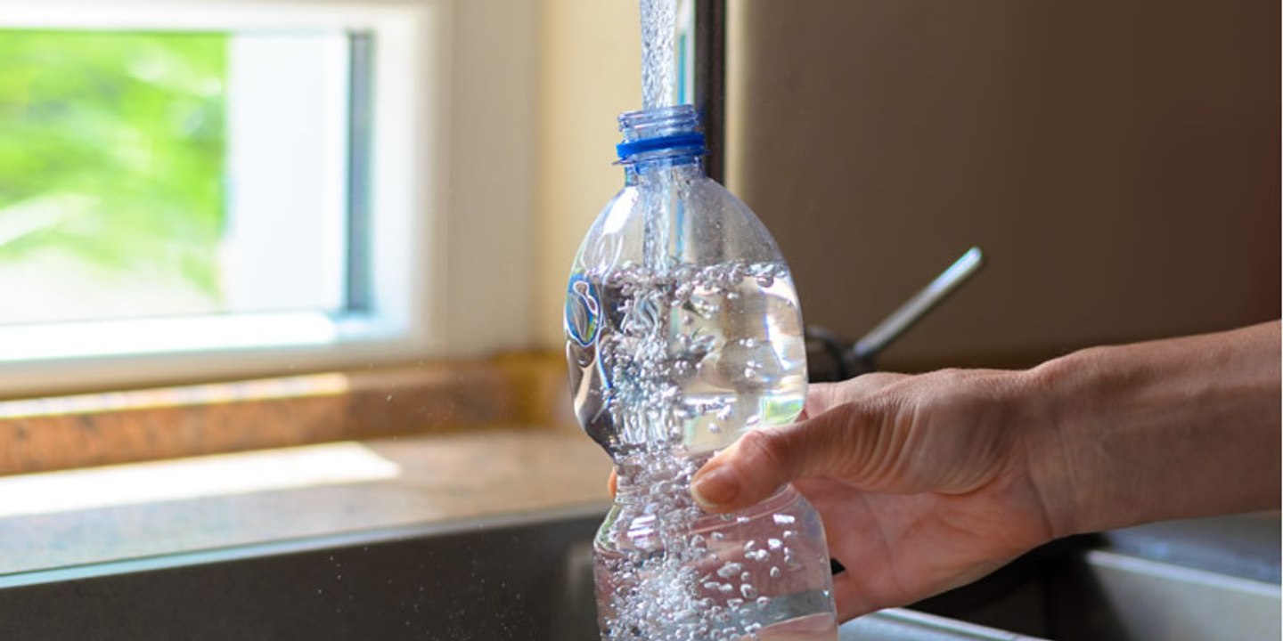 ¿Por qué es peligroso reutilizar las botellas de plástico?