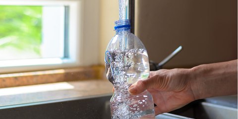 ¿Por qué es peligroso reutilizar las botellas de plástico?