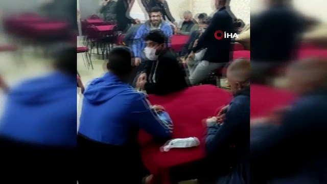 Kısıtlamada 'yok artık dedirten görüntü'...Polisi karşısında gördü, iskambil oynamaya devam etti