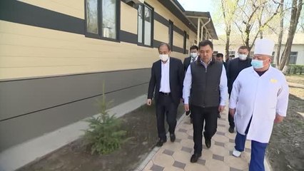 Son dakika haberi: Kırgızistan Cumhurbaşkanı Caparov, Kovid-19 hastalarının bulunduğu hastaneyi ziyaret etti