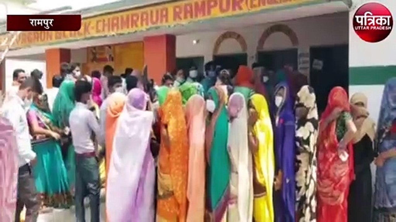 रामपुर में मतदान के दौरान कोविड़-19 के नियमों की उड़ाई जा रहीं हैं धज्जियां