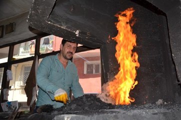 Bin derecelik ateşe karşı hem oruç tutup hem de demir dövüyorlar