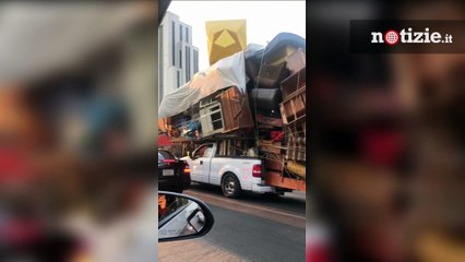 Messico, pick up trasporta un'intera casa: il video del trasloco eccezionale