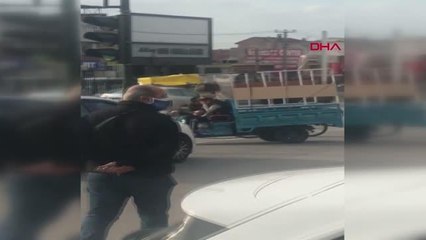BURSA MOTOSİKLETLİ SÜRÜCÜNÜN YANINDA OTURAN KADINI DARP ETTİĞİ ANLAR