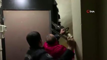 Şişli'de kumar operasyonu: Polis kilitli kapıyı açmak için itfaiyeden yardım istedi