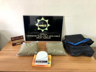 Çatıya atılan çantadan 2 kilo bonzai çıktı