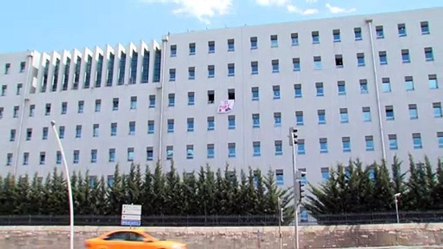 Flaş gelişme... TBMM'ye ‘128 milyar dolar nerede?’ afişi asıldı