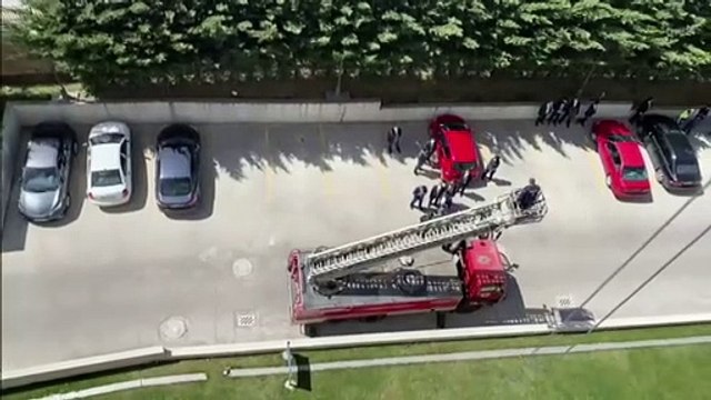 İşte o anlar... Meclis'te ‘128 milyar dolar nerede?’ afişine müdahaleyi CHP'li vekiller önledi