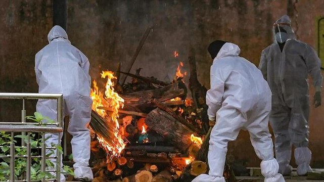 Rows of burning pyres in Lucknow, authorities place barricades around crematoriums