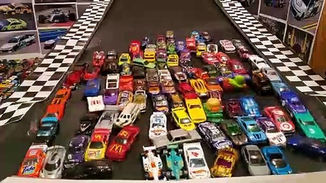 100 petites voitures s'affrontent sur un tapis roulant