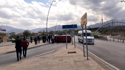 Yan yatan aracın sürücüsünü vatandaşlar kurtardı