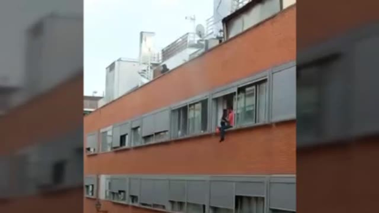 Unos padres intentan salvar la vida de su hijo descolgándolo por la ventana durante un incendio