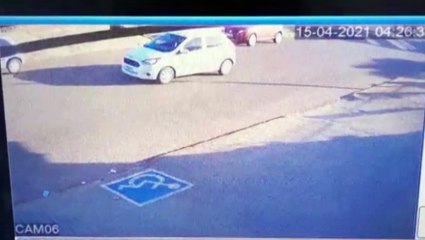 Vídeo mostra motociclista 'voando' após colisão com carro no Bairro Esmeralda