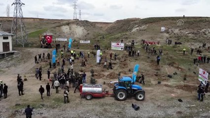 Polisler şehit meslektaşlarının anısına fidan dikti