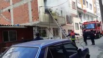 Esenler'de korkutan yangın...Mahsur kalan 4 kişi ve 6 aylık bebek itfaiye ekiplerince kurtarıldı