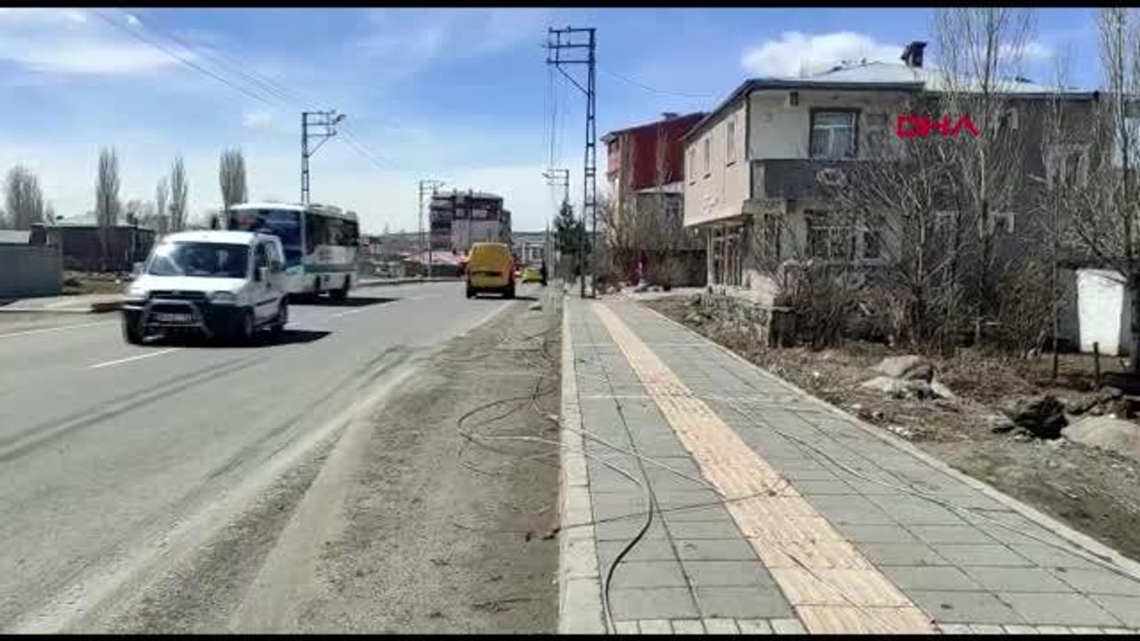 BİSİKLETLİ ÇOCUĞA ÇARPMAMAK İÇİN DİREKSİYONU KIRINCA ELEKTRİK DİREĞİNE ÇARPTI