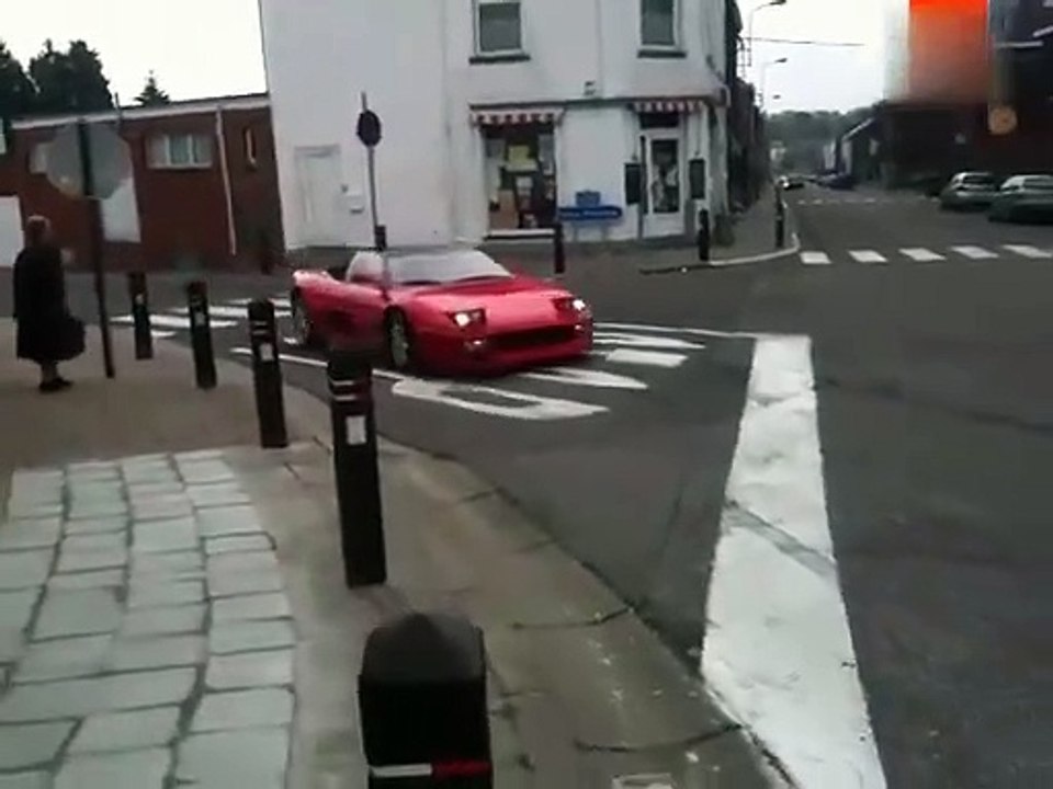 Un pilote rate complètement son virage... Un peu trop sur de lui