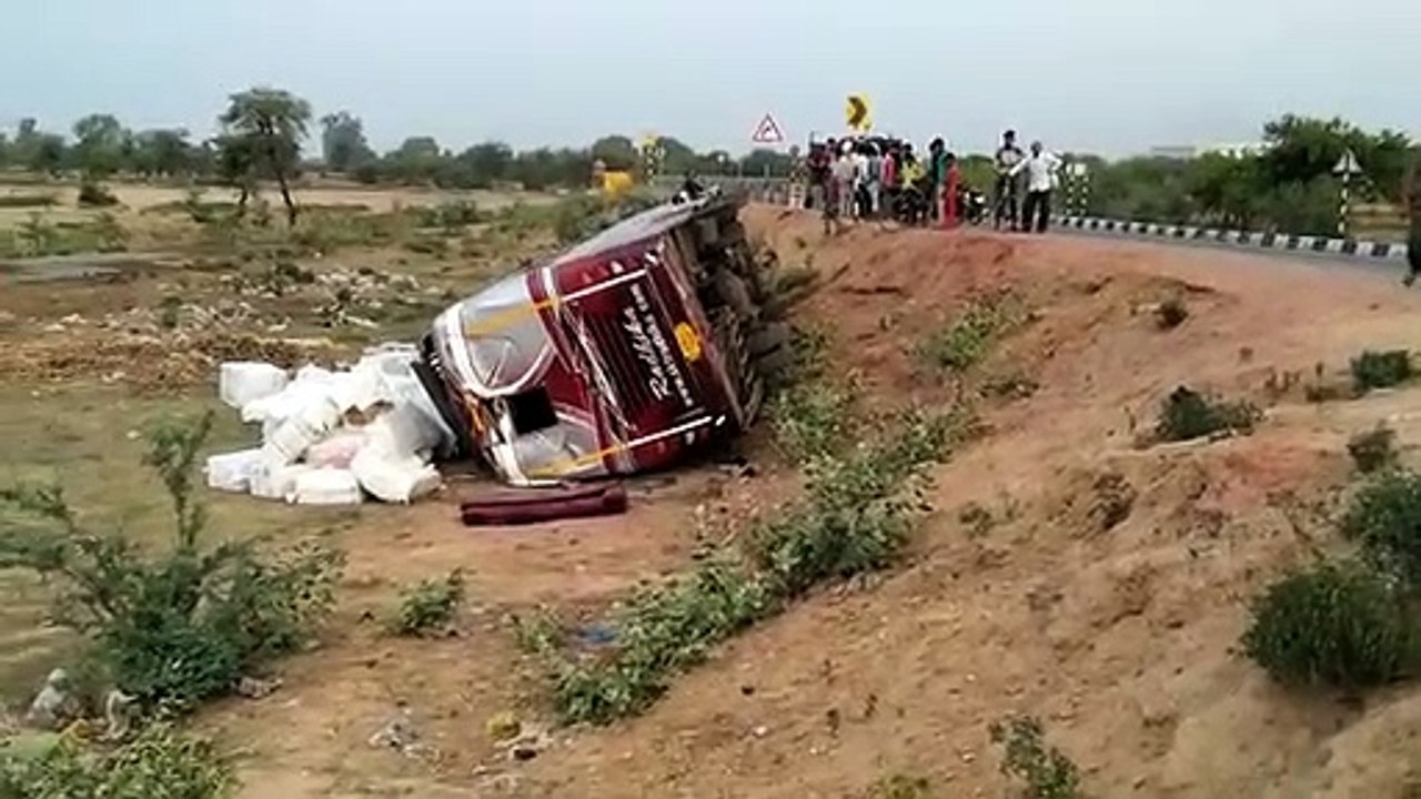 अनियंत्रित होकर बस पलटी, आठ घायल ...देखें वीडियो